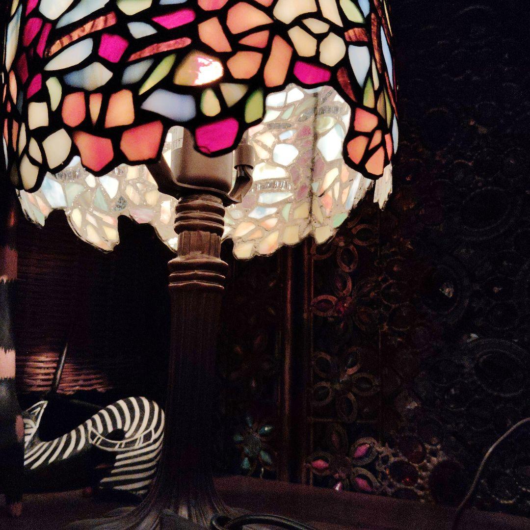 ステンドグラス テーブルランプ 花模様　重厚感あり凄い出来です。
