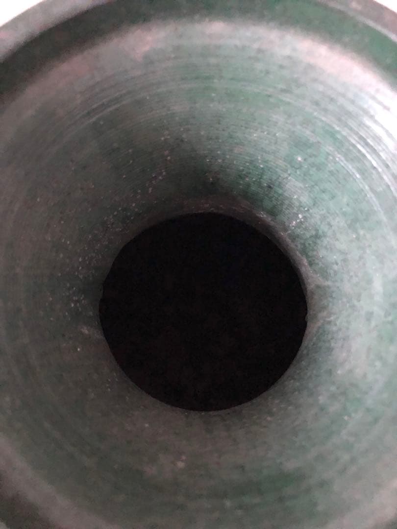 アンティーク、彫刻模様の緑色金属製壺