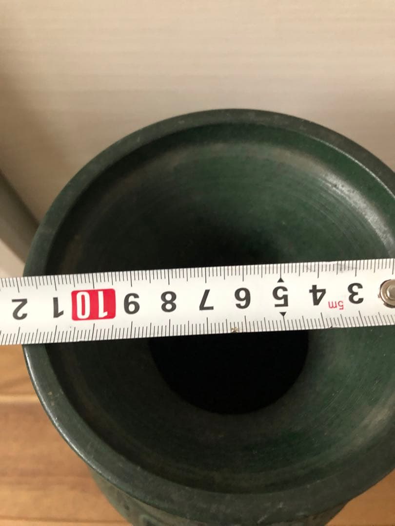 アンティーク、彫刻模様の緑色金属製壺