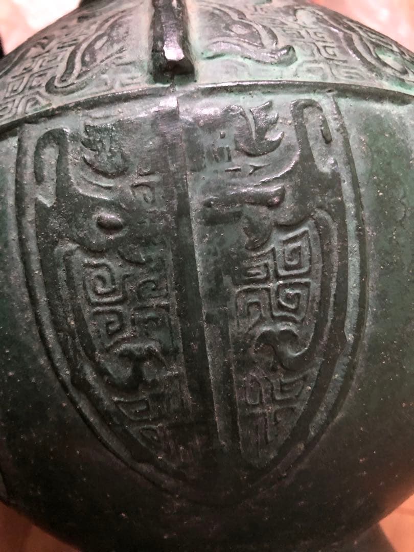 アンティーク、彫刻模様の緑色金属製壺