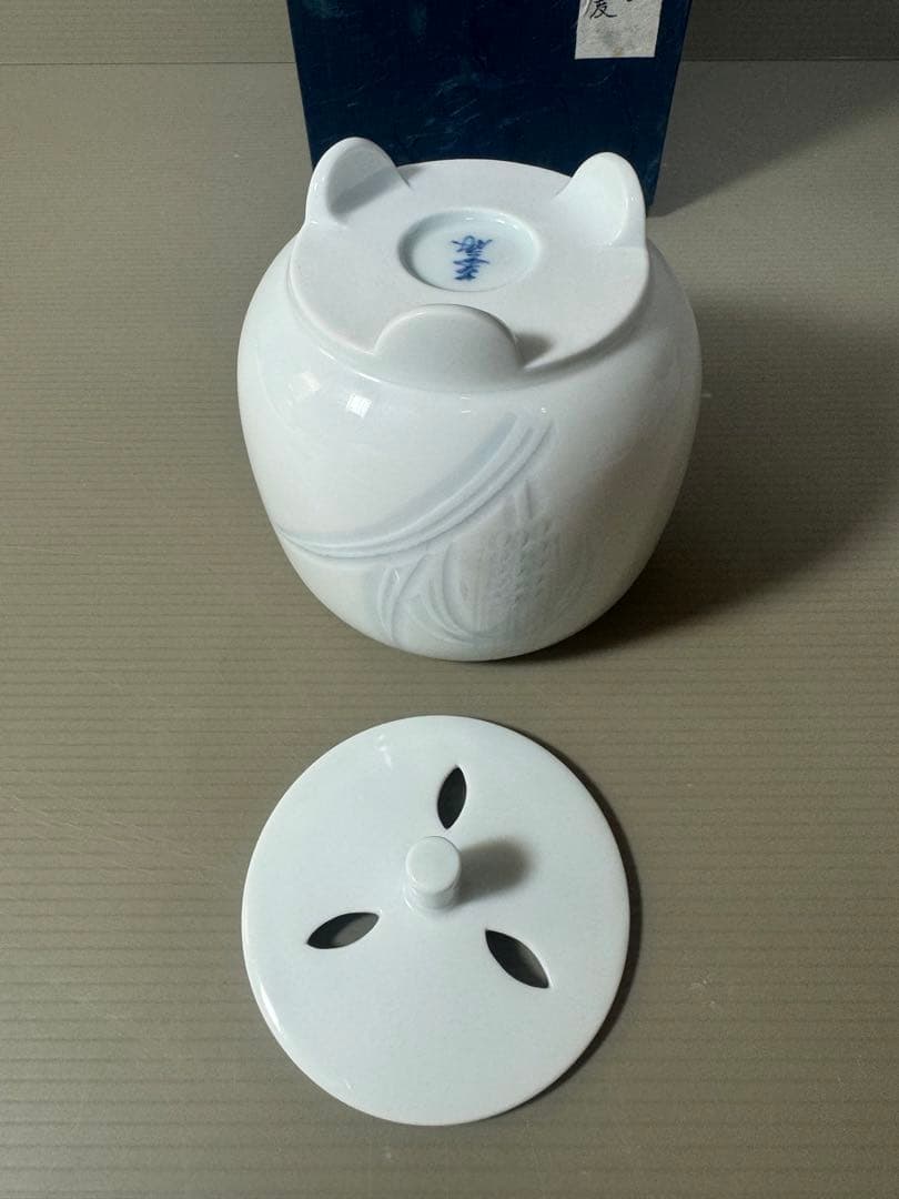2366  【人間国宝】【井上萬二】白磁染麦彫文　香炉　未使用