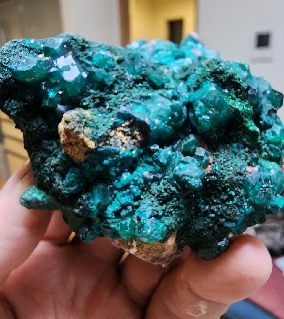 ディオプテーズ（翠銅鉱）母岩付きクラスター