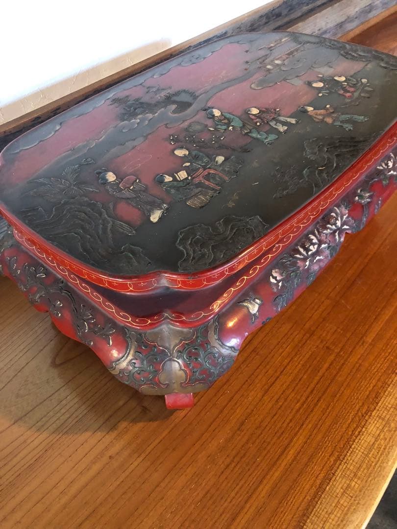 稀少な琉球漆器の逸品　唐子人物文卓台