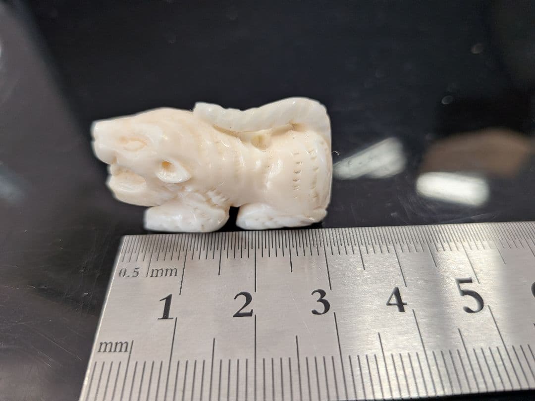 マッコウ鯨歯　本物虎の彫刻 ミニ