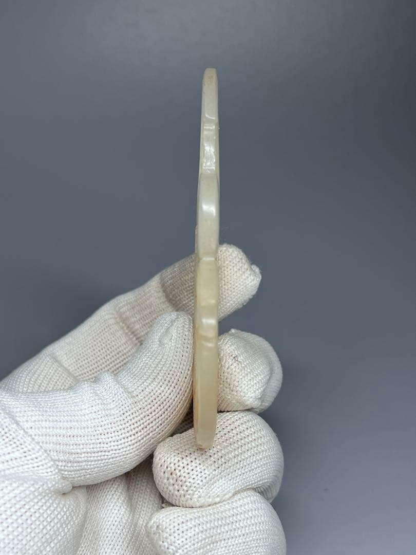 中国古美術　本物和田玉　根付け　浮き彫り　縁起物　戦漢竜　美品　アンティーク