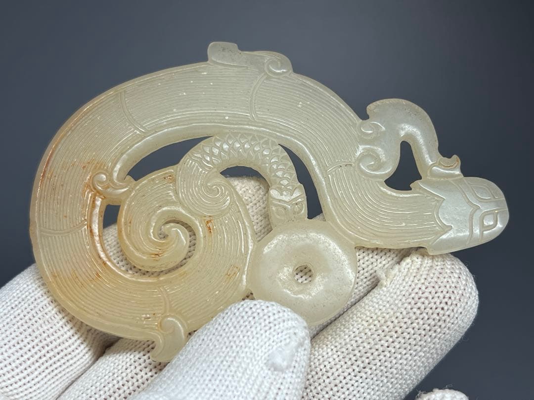 中国古美術　本物和田玉　根付け　浮き彫り　縁起物　戦漢竜　美品　アンティーク