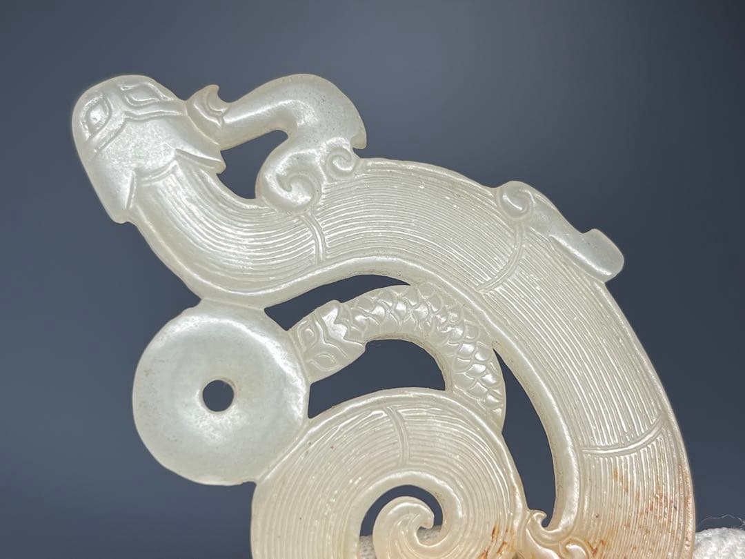 中国古美術　本物和田玉　根付け　浮き彫り　縁起物　戦漢竜　美品　アンティーク