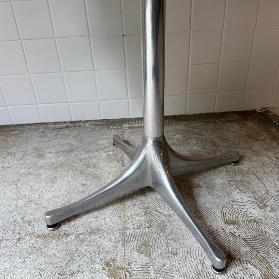 J*様 ハーマンミラー社のペデスタルテーブル 2011年製 黒 古傷あり