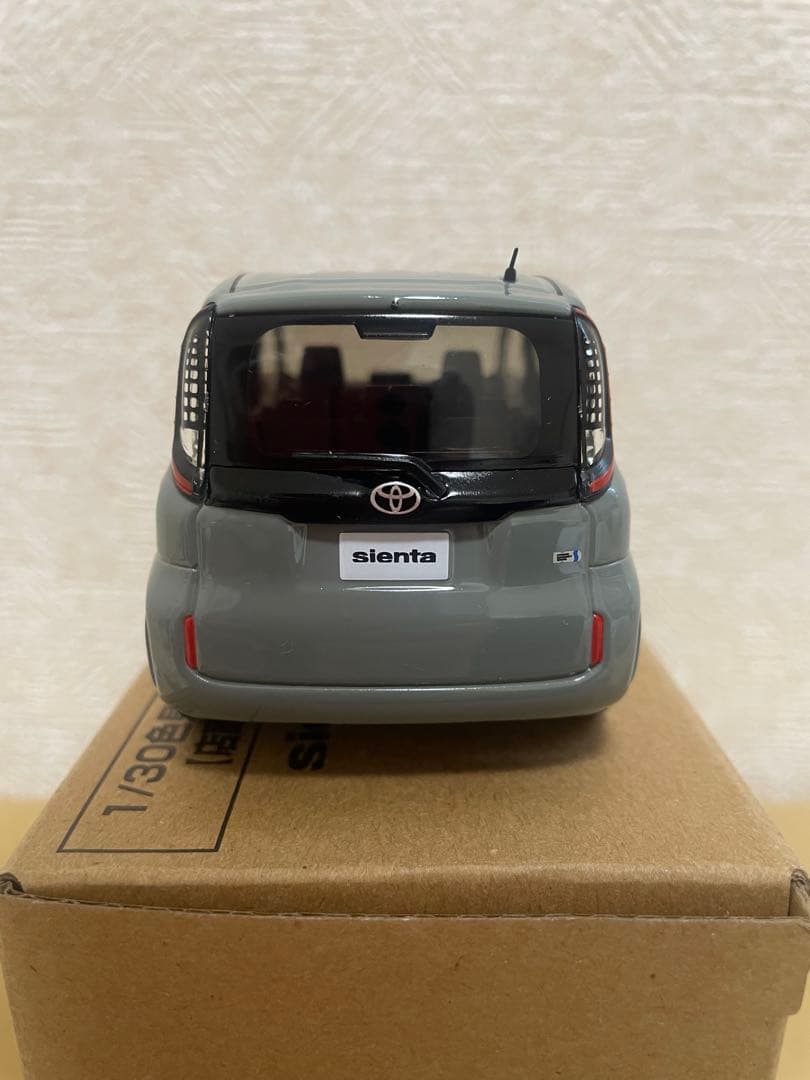 トヨタ シエンタ ミニカー グレー(アーバンカーキ)