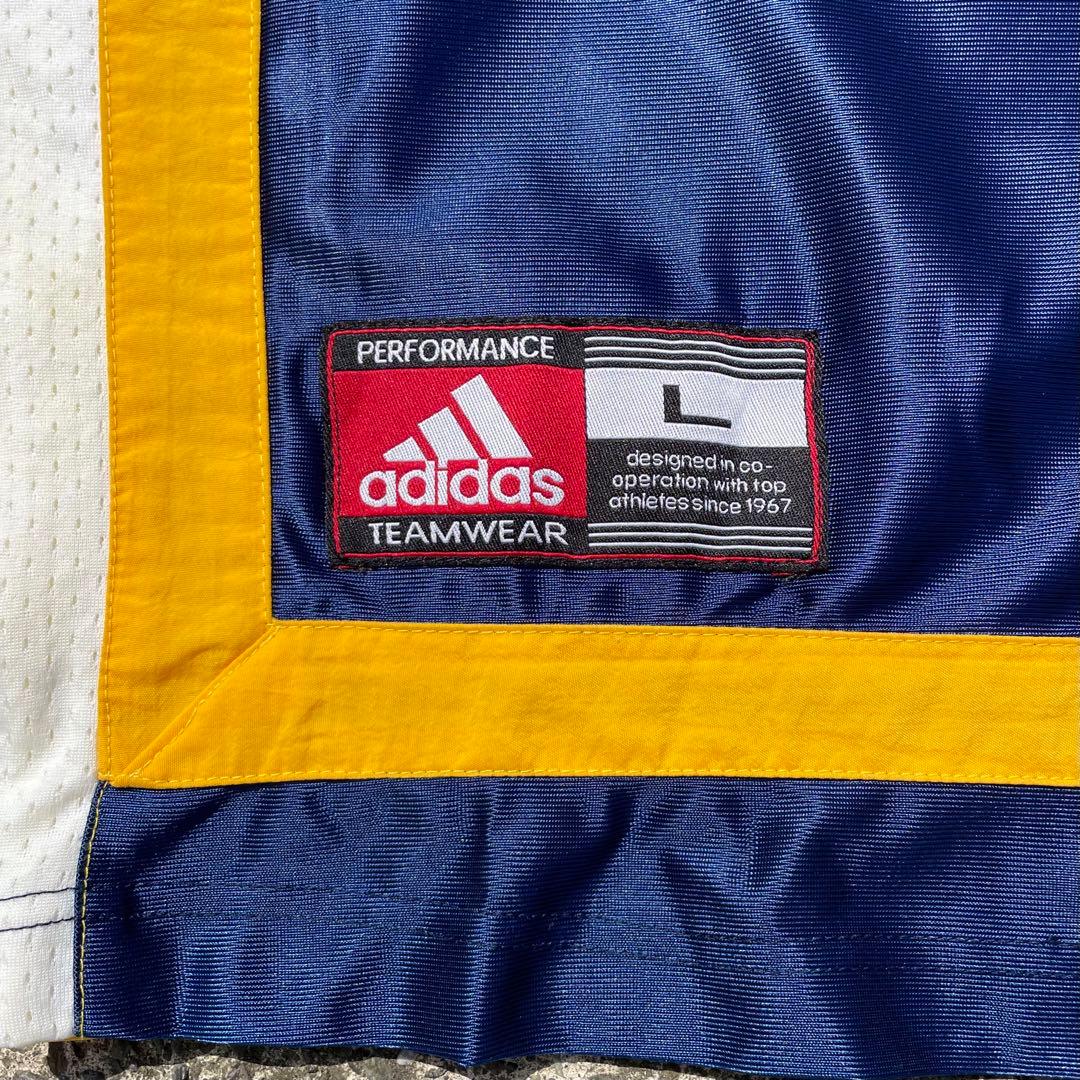 90s~00s adidas ロゴ刺繍 ツヤあり生地 大きめ 古着 アップウェア