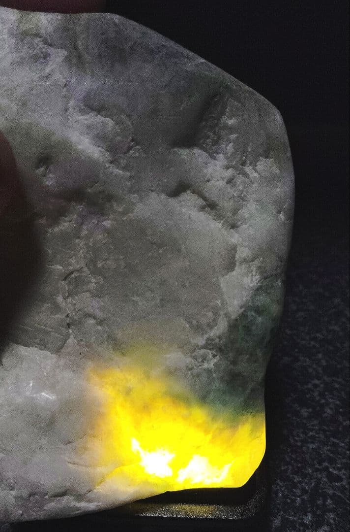 ★翡翠原石★糸魚川硬玉【小滝・2面カット磨き474ｇ】