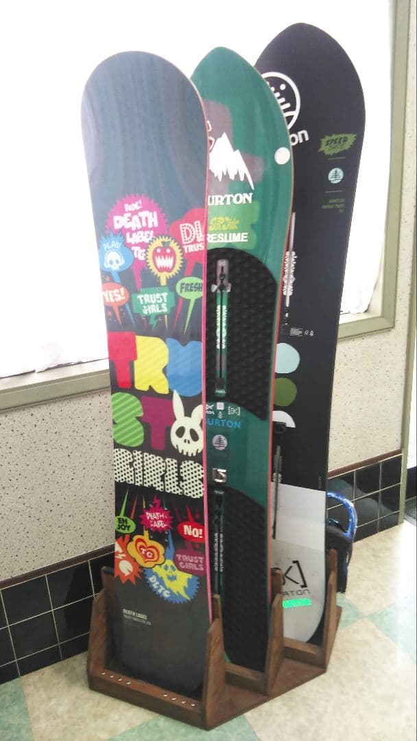 スノーボードディスプレイスタンドラック　３本用カラーウィールナット