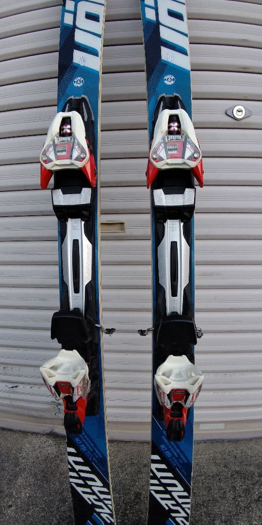 Nokian スキー板 青と黒 バインディング付き