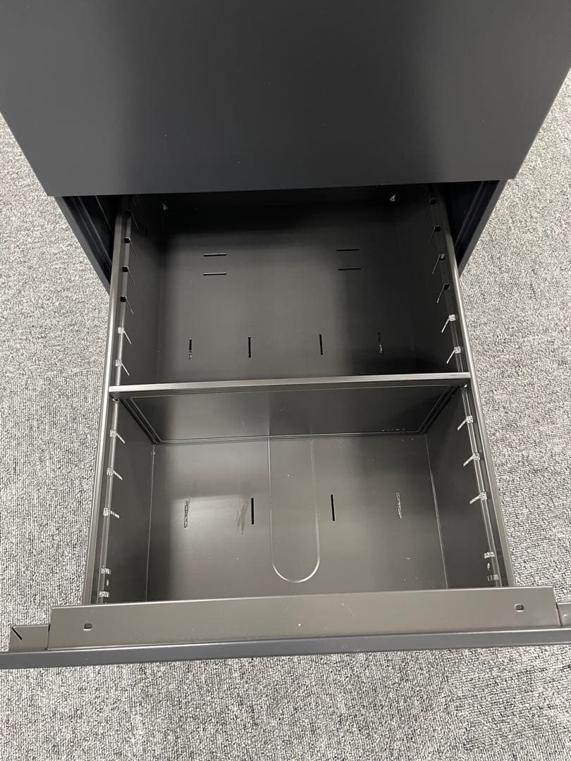 美品　オカムラ　okamura 黒の収納キャビネット（ロック付き）　3段