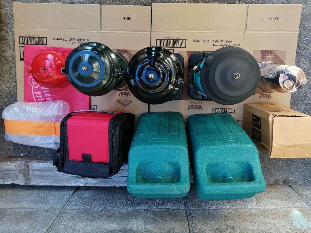 Colemanのランタン3台セット+おまけ2点です
