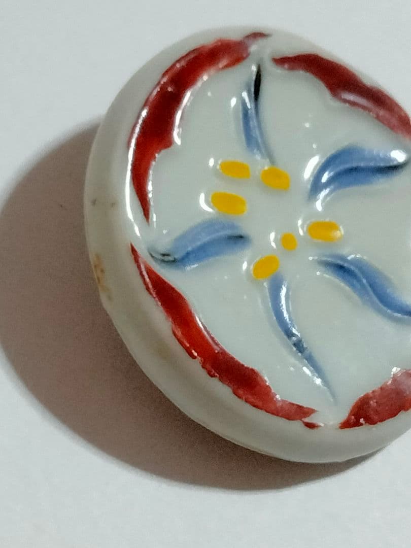 富本憲吉 作　朝鮮朝顔の花バッジ 磁器 特注品 第十六回　日本医学会総会々員章