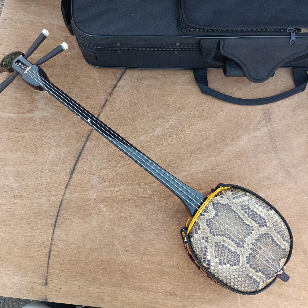 c*0様 4052）沖縄三線　蛇皮　ケース付