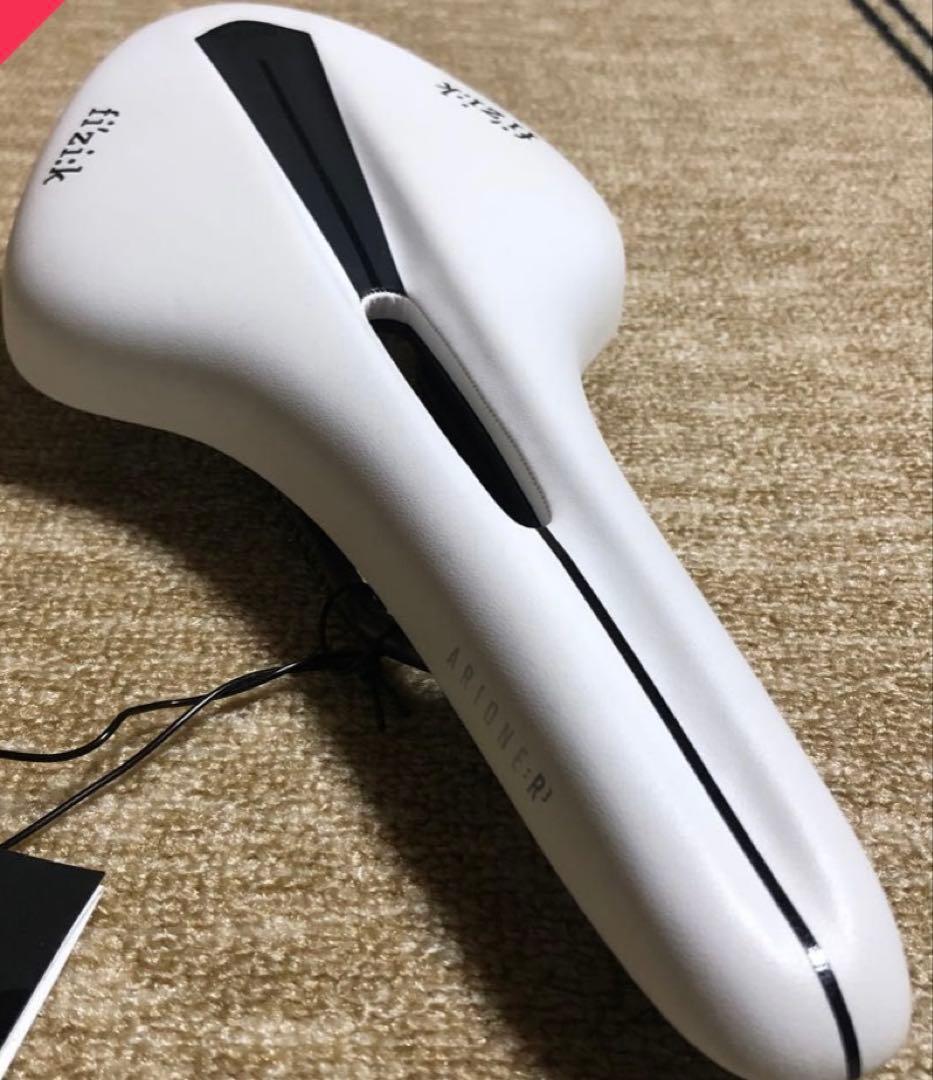 fi'zi:k Arione R3 Open サドル Large 240g