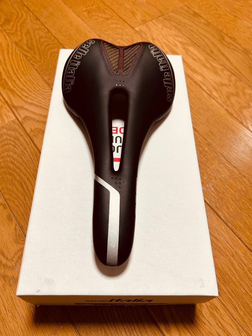 SLR Kit Carbonio Flow サドル Lサイズ ブラック