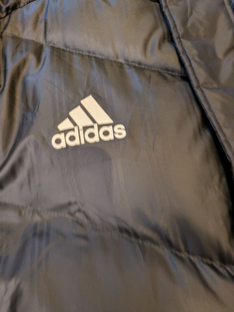 adidas ダウンベンチコート 黒 サイドストライプ