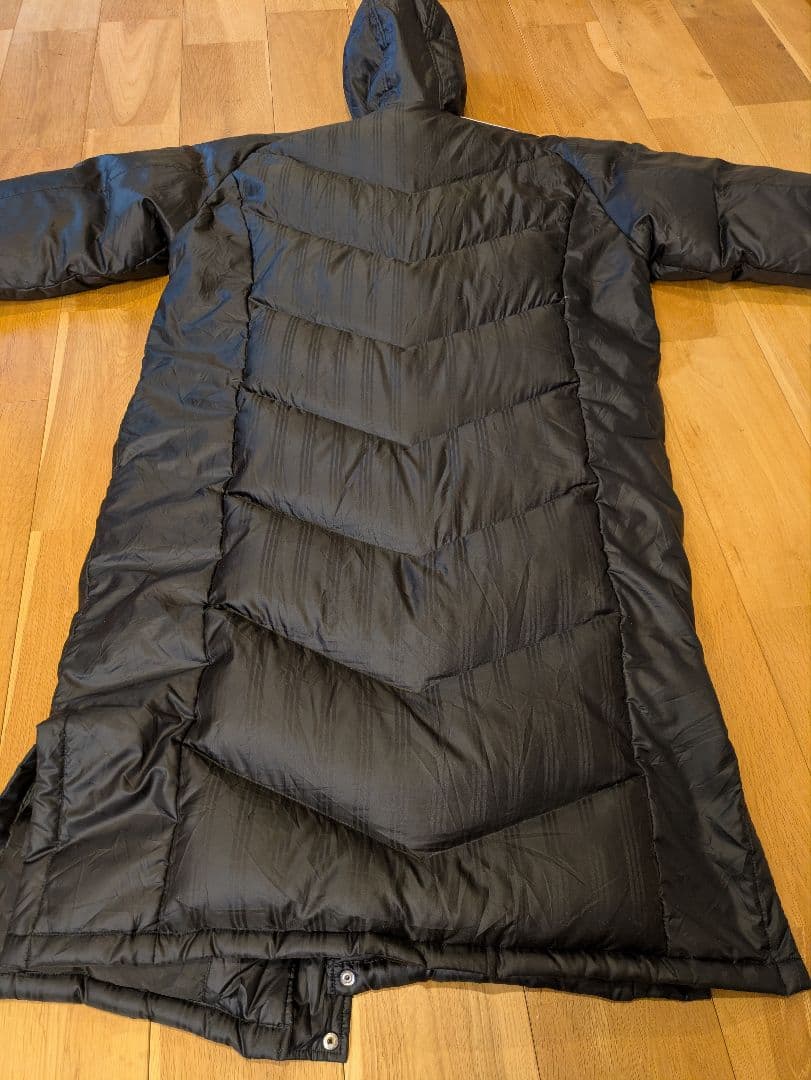 adidas ダウンベンチコート 黒 サイドストライプ