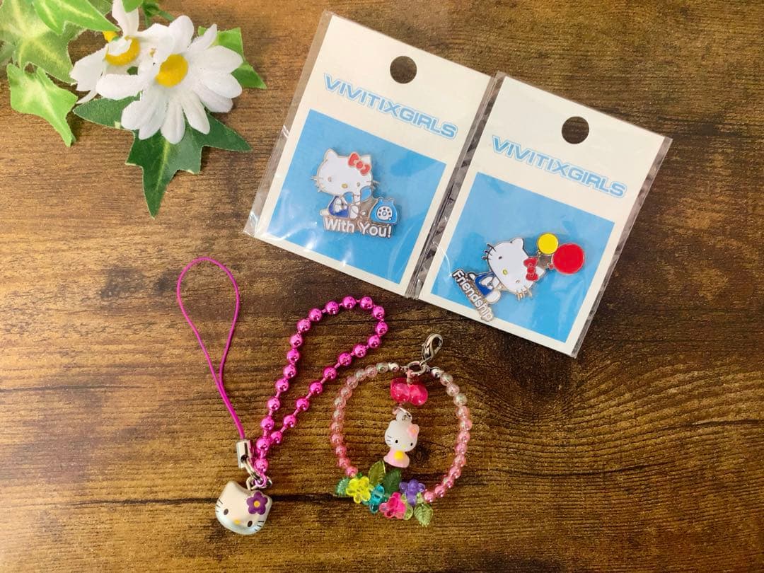 m*o様 【レア】ハローキティVivitix ストラップ/ピンバッジ等　11点