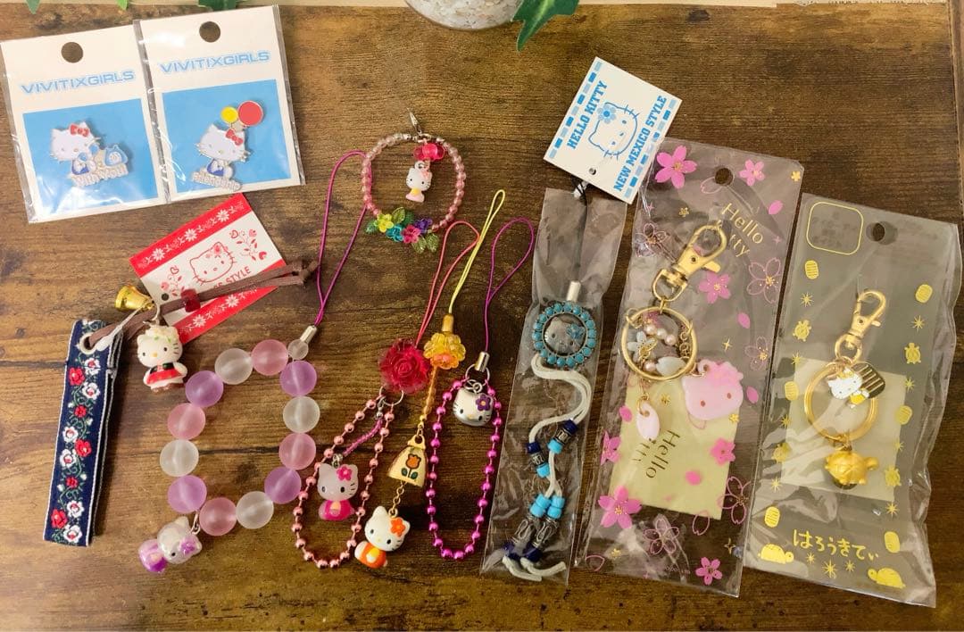 m*o様 【レア】ハローキティVivitix ストラップ/ピンバッジ等　11点