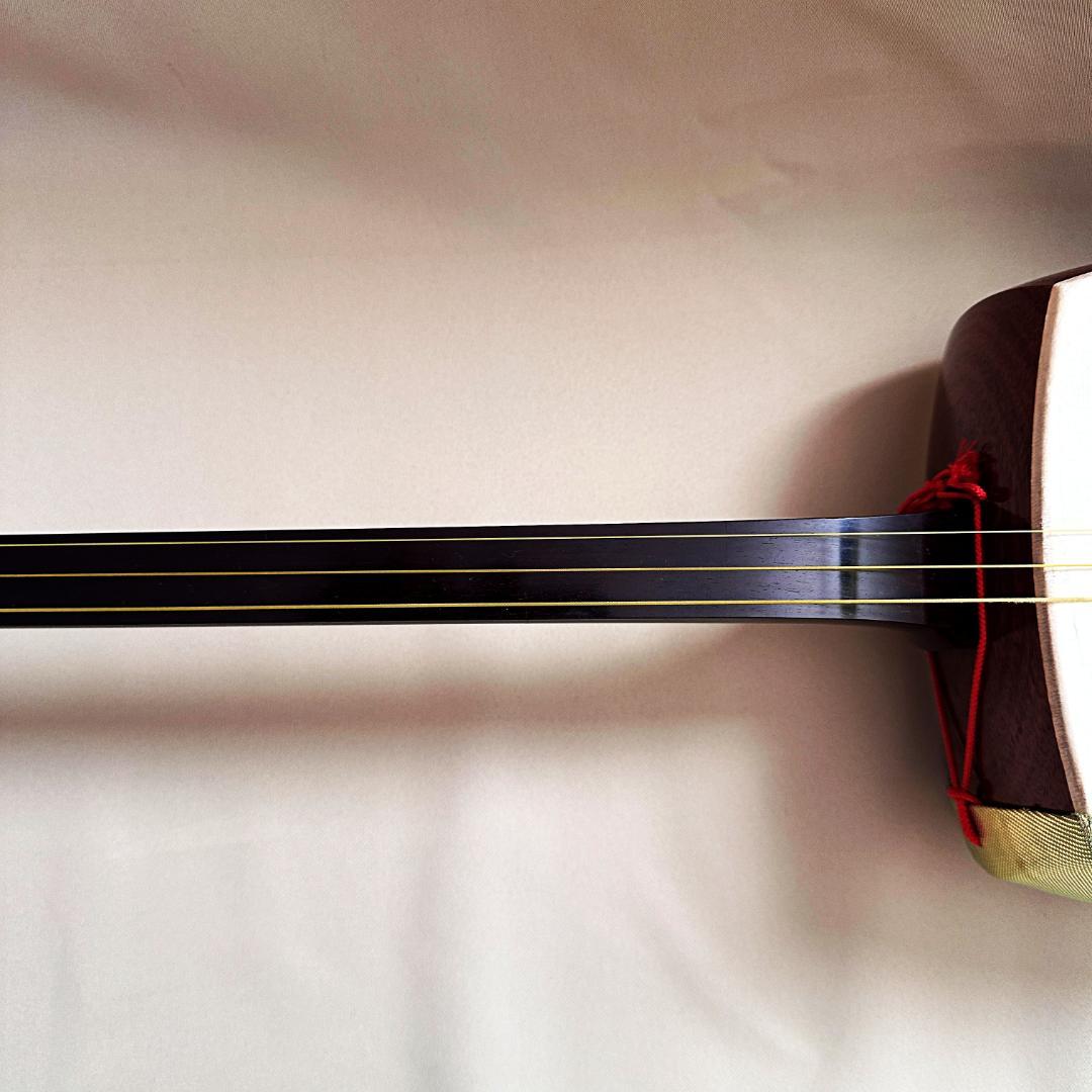 【即演奏可能】高級細棹三味線 正寸 紅木金細 子持綾杉胴 天然撥&駒他 備品多数