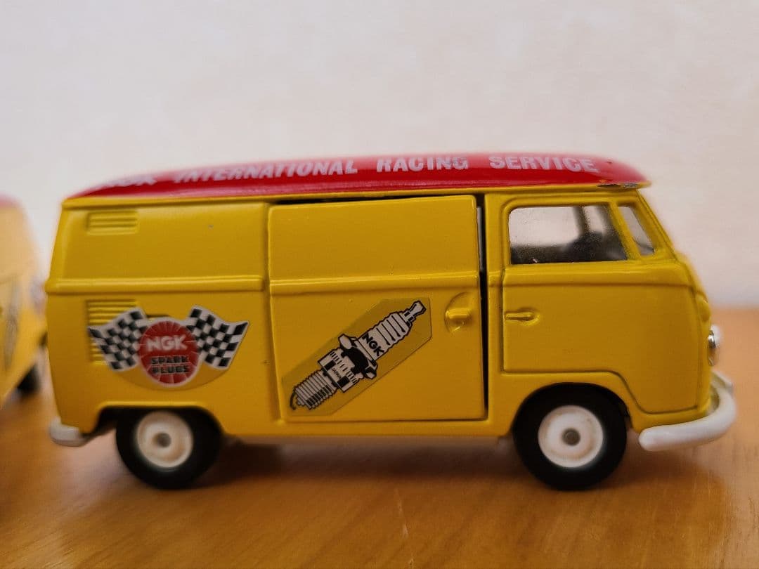 トミカ/Tomika　ビンテージ　VWデリバリーバン(右)