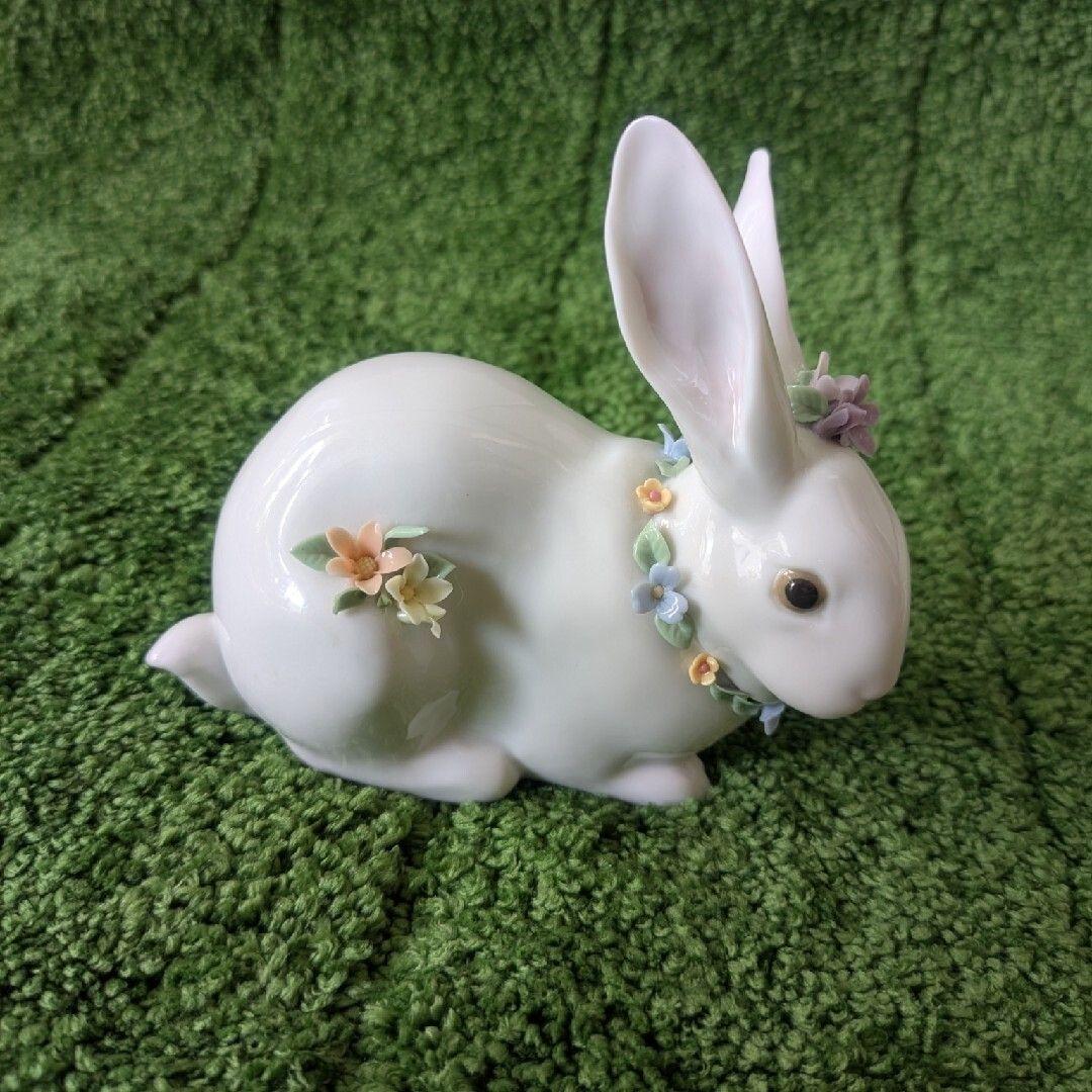 ウサギの陶器置物 花の飾り付き