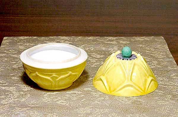 三井大磯　古余呂技窯　川瀬順一（竹春）作　交趾　歓冬花　香合　無傷　共箱　保証。