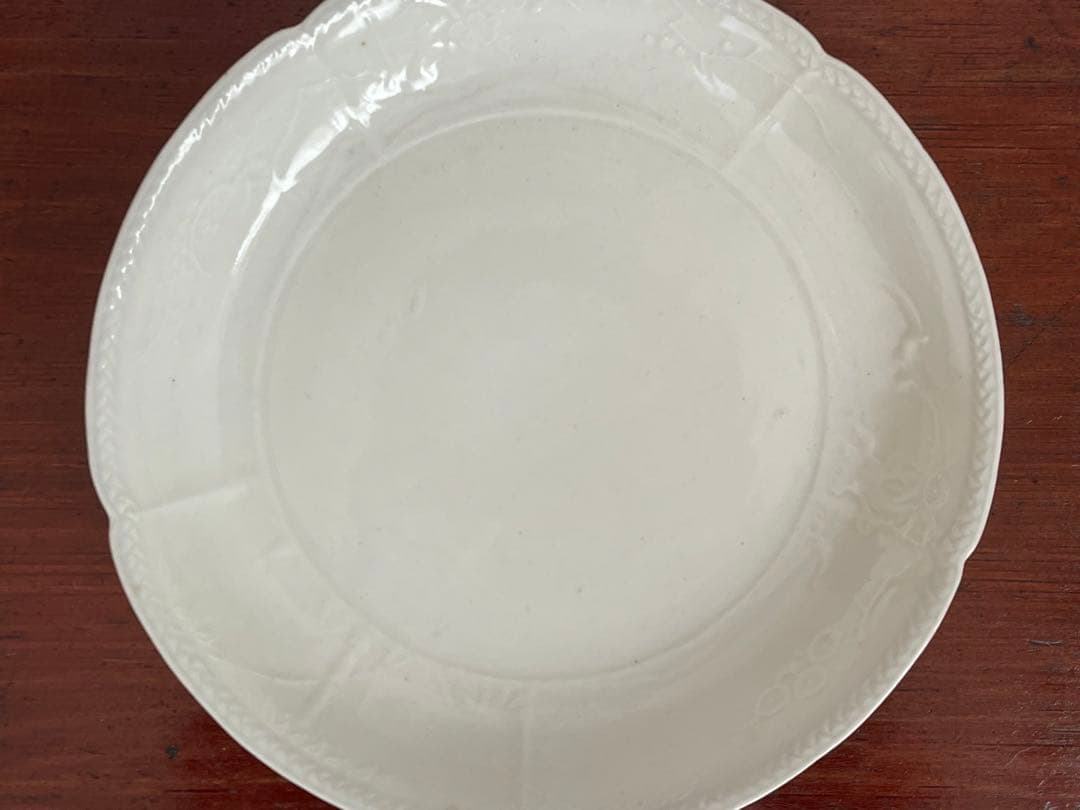 骨董　アンティーク　柿右衛門白磁　陽刻　印刻　柿右衛門　輪花皿　松竹梅　六寸皿