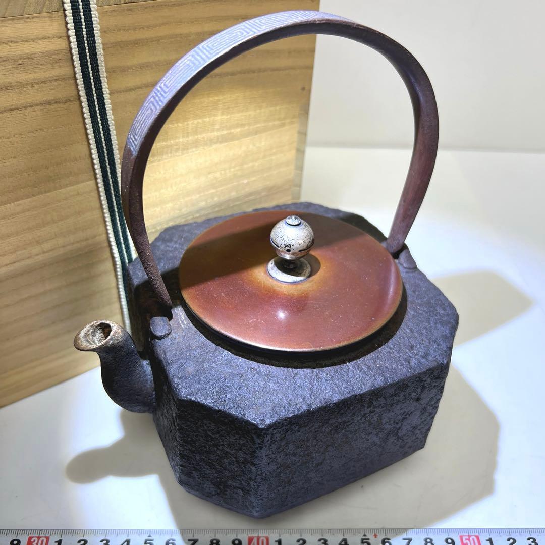 精金堂　雷文象嵌把手八角鉄瓶　合箱　1708g 東Y7-0509⭐︎2Fトニチ