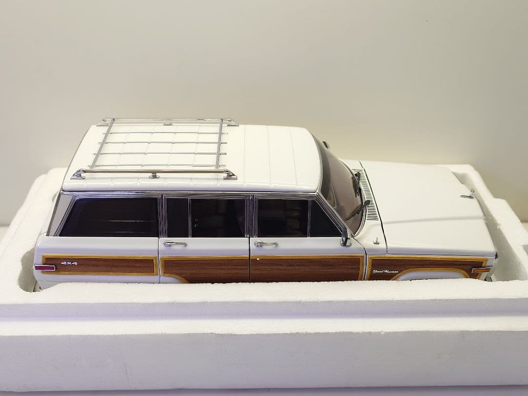 オートアート 1/18 ジープ グランド ワゴニア ホワイト