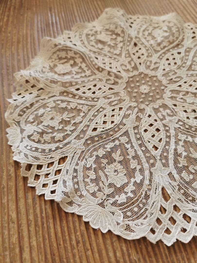 アンティーク キャリックマクロスレース 花と蓮 百合紋アップリケ 籠編みドイリー