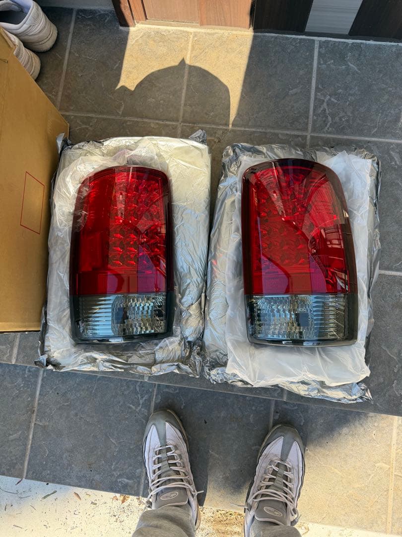 00-06シボレー・タホ、サバーバン レッドスモークテールレンズランプ