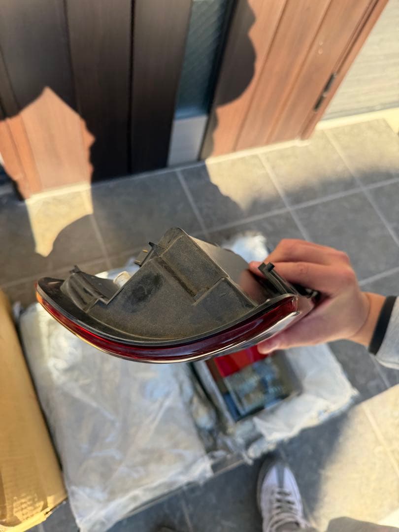 00-06シボレー・タホ、サバーバン レッドスモークテールレンズランプ