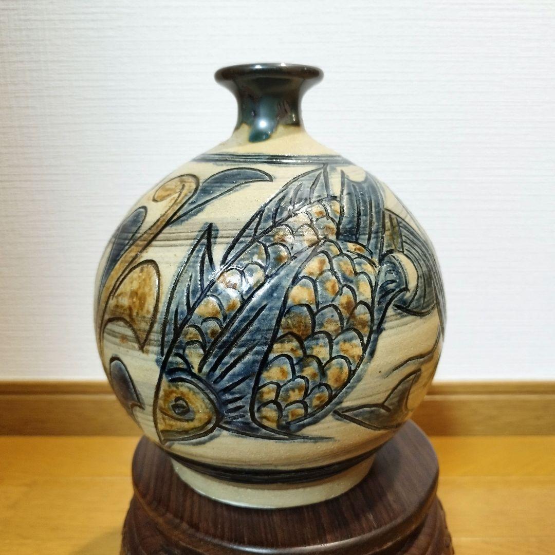 沖縄の人間国宝　金城次郎さんの飾り丸壺　魚と海老紋様　在銘あり！　花瓶にも。