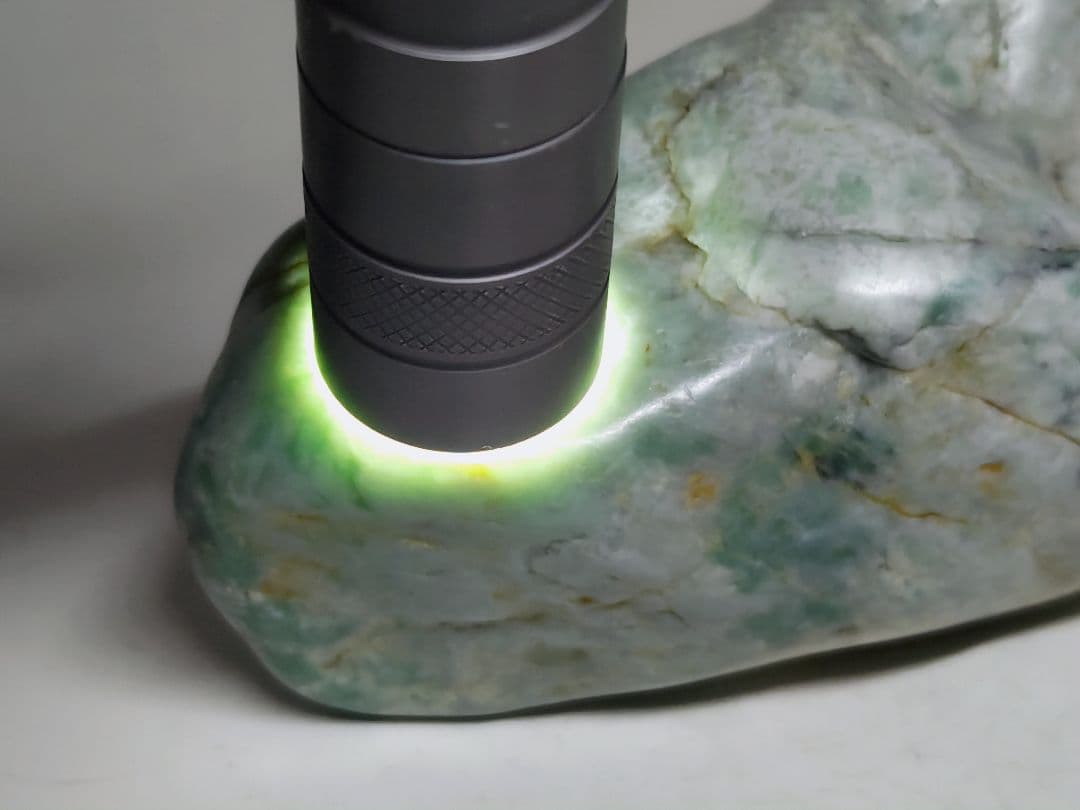 白緑 370g 翡翠 ヒスイ 原石 鑑賞石 自然石 誕生石 鉱物 鉱石 水石