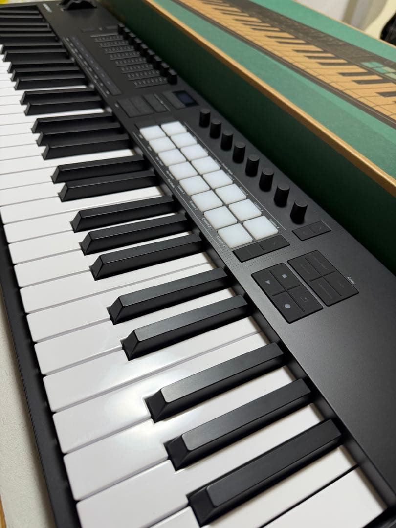Launchkey 61 MIDIキーボード