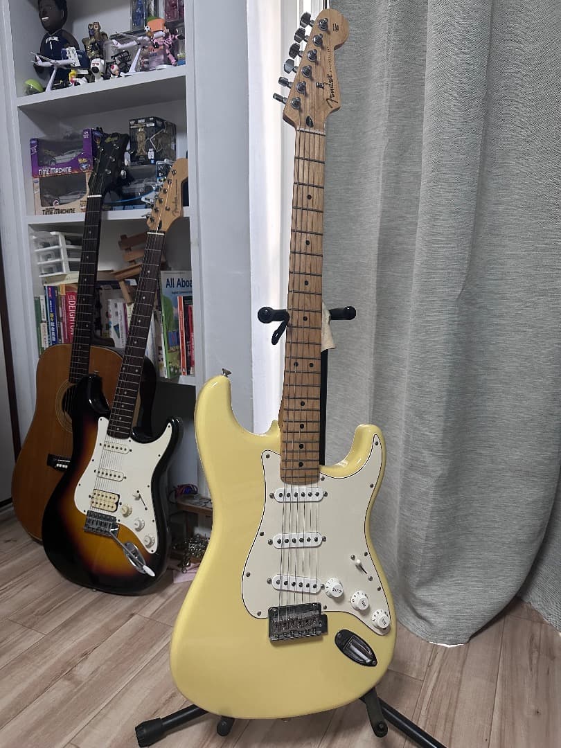 Fender ストラトキャスター イエロー