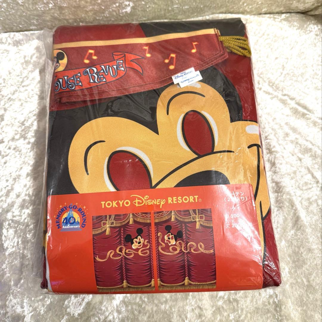 ディズニーランド40周年　ドリームゴーラウンド　ミッキーマウスレビュー柄カーテン