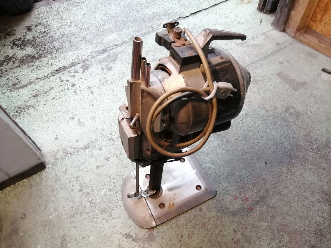 KM裁断機 100v 裁断機 衣類切断 立刃式裁断機 手渡し可能