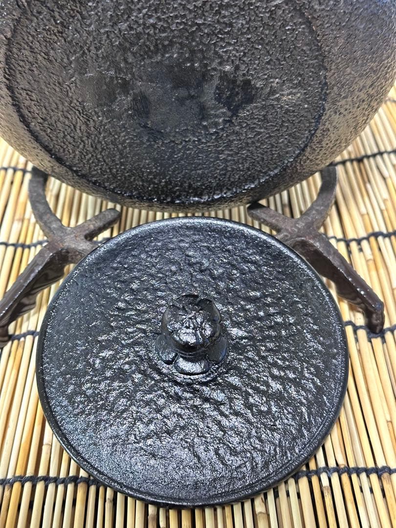 未使用品、付属品付　南部岩鋳造　１８型肌文様　南部鉄瓶　sunny様　売約済み