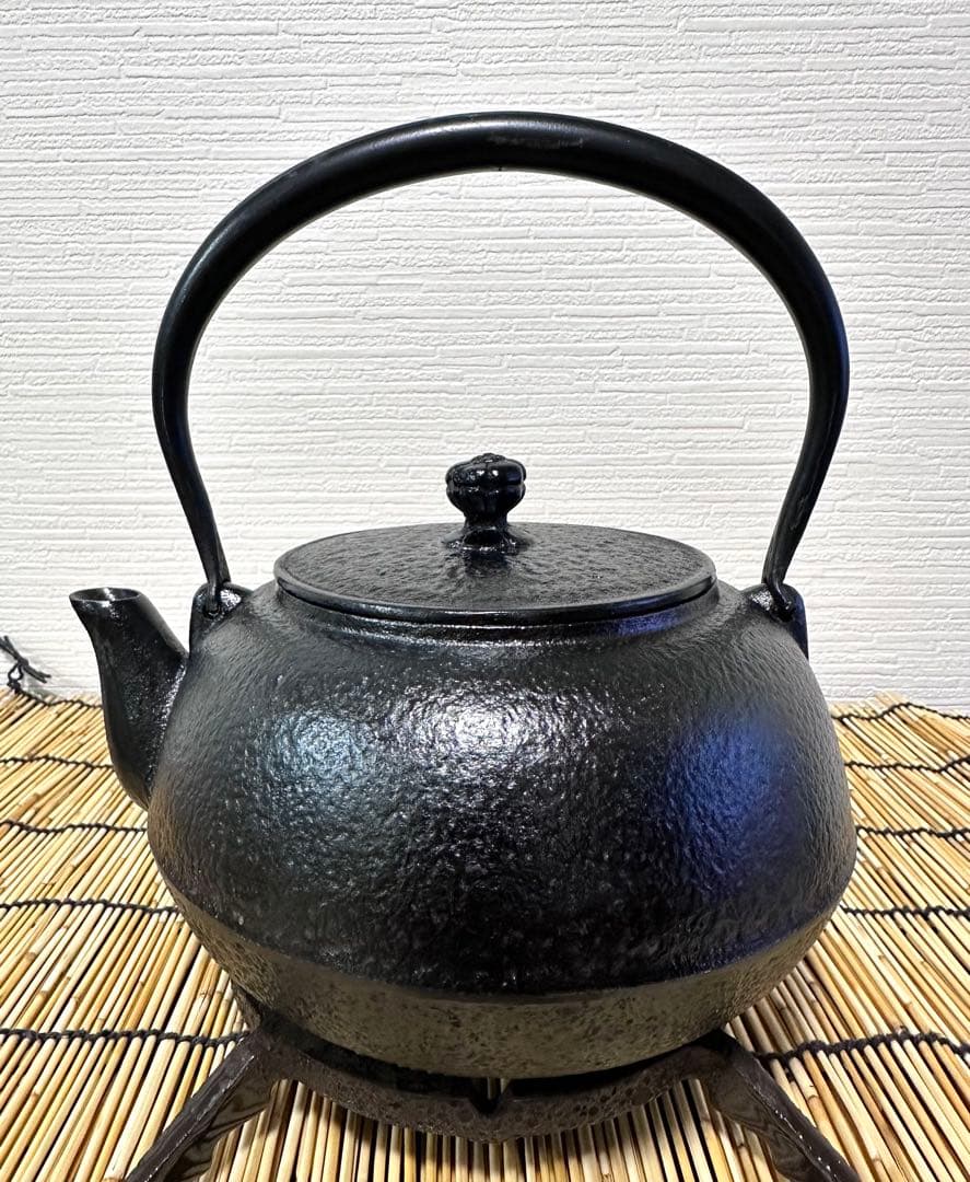 未使用品、付属品付　南部岩鋳造　１８型肌文様　南部鉄瓶　sunny様　売約済み
