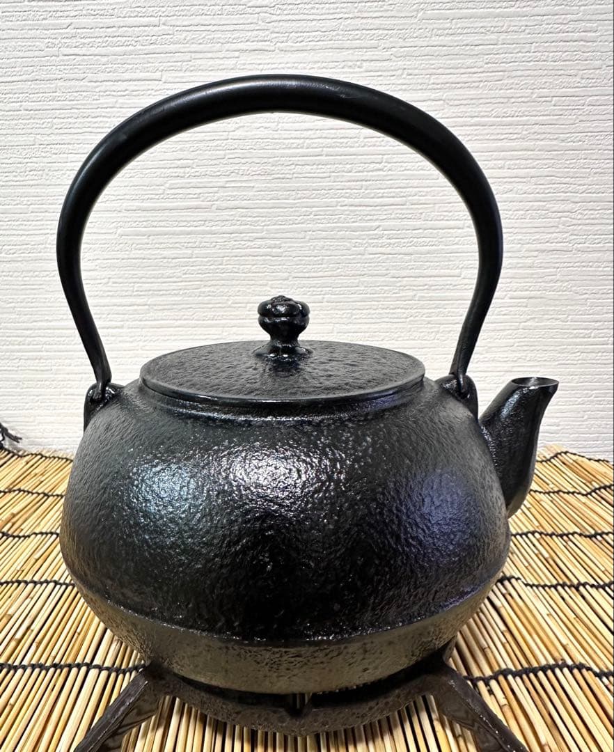 未使用品、付属品付　南部岩鋳造　１８型肌文様　南部鉄瓶　sunny様　売約済み