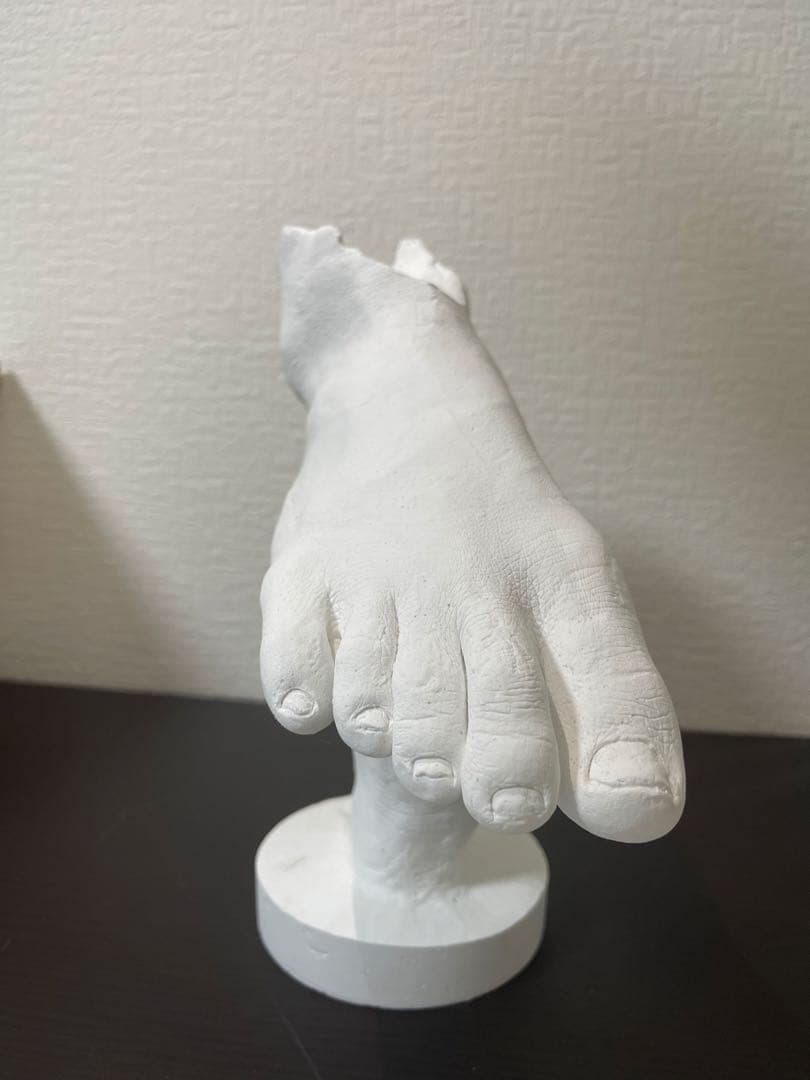 石膏製 手に足を持つ彫刻 約