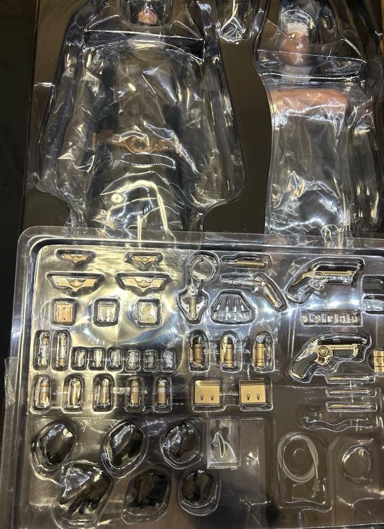 ホットトイズ　MMS702 バットマンアーマリー ブルース・ウェイン 1/6