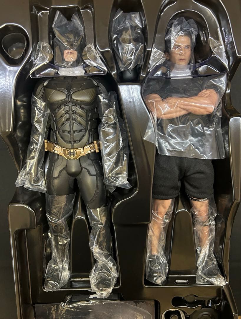 ホットトイズ　MMS702 バットマンアーマリー ブルース・ウェイン 1/6