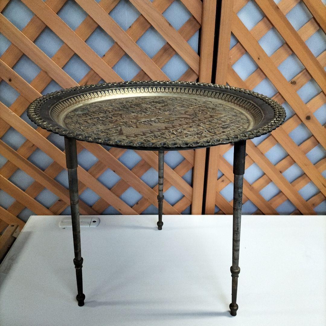 装飾的な金属製トレイテーブル